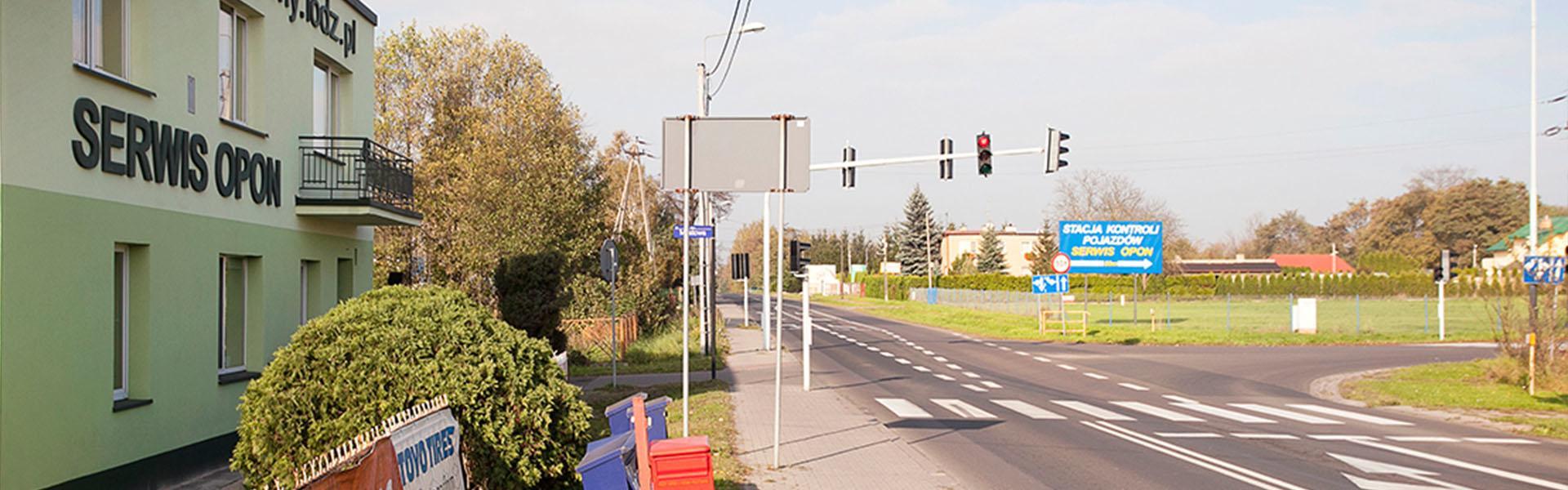 siedziba firmy z zewnątrz ulica obok firmy